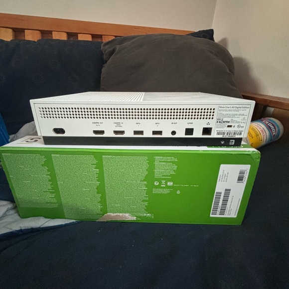 Selling Xbox one s 1 TB - Picture 4 of 4